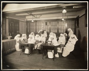 Beyaz önlük giyen kadınlar, dikiş sınıfında, muhtemelen Birinci Dünya Savaşı sırasında veya bununla bağlantılı, New York, 1920 dolayları (gümüş jelatin baskı)